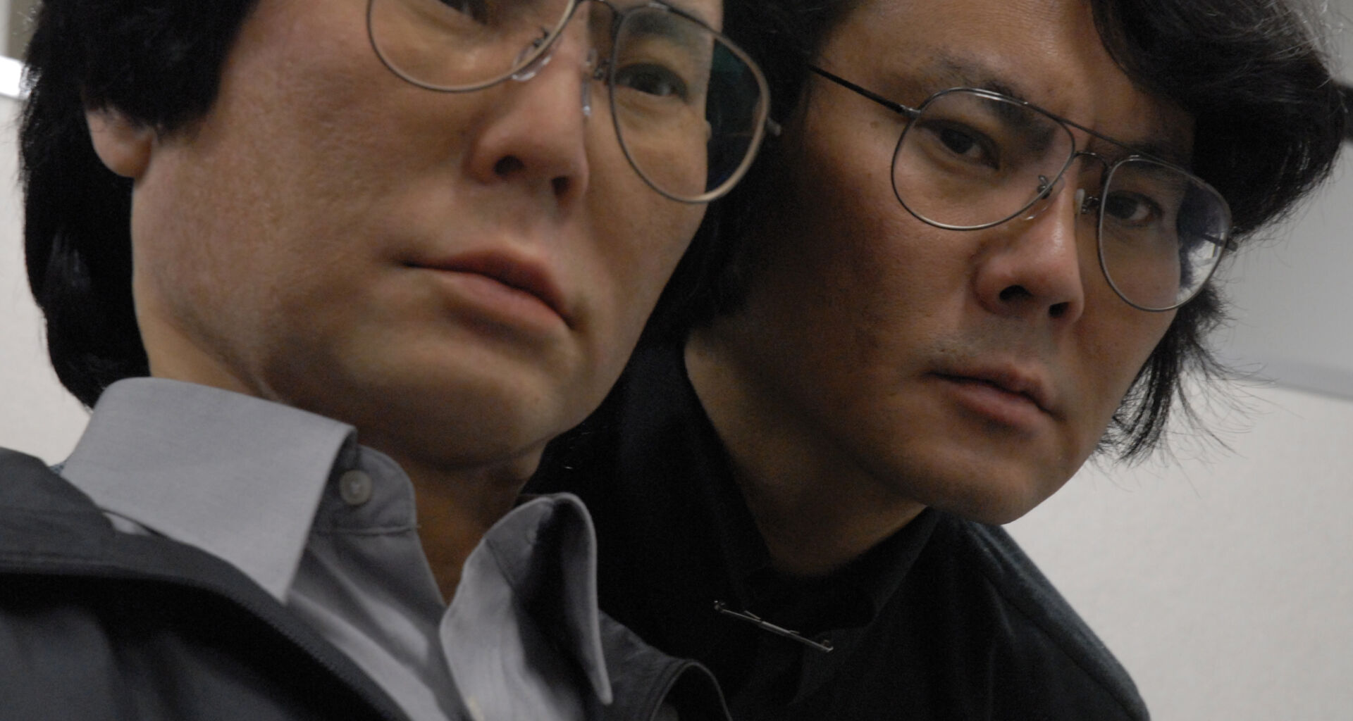Hiroshi Ishiguro a destra nelle foto insieme al suo geminoide